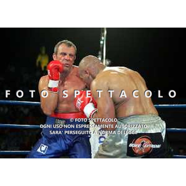 ROMA, 16/7/2005, STADIO DELLA PALLACORDA, PROGRAMMA "LA GRANDE BOXE". NELLA FOTO : VINCENZO CANTATORE- ANTONIO EDSON CESAR (PESI MASSIMI LEGGERI) (Foto BARTOLETTI)