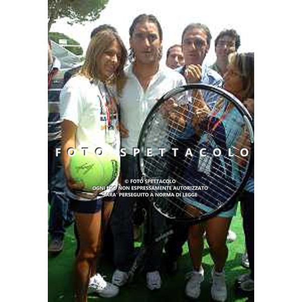 FORO ITALICO, 5/5/2005, FRANCESCO TOTTI NEGLI STAND DEL TENNIS POSA CON UNA RACCHETTA GIGANTE. (Foto BARTOLETTI)