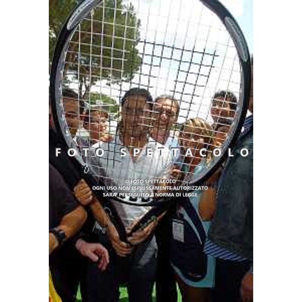 FORO ITALICO, 5/5/2005, FRANCESCO TOTTI NEGLI STAND DEL TENNIS POSA CON UNA RACCHETTA GIGANTE. (Foto BARTOLETTI)