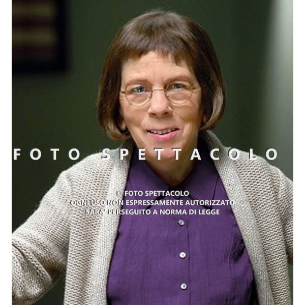 Linda Hunt in una foto promozionale