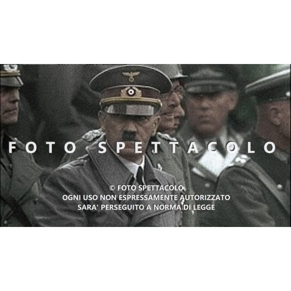 HITLER CON I SUOI GENERALI DURANTE LA PARATA PER LA VITTORIA DELLA WEHRMACHT A VARSAVIA NEL SETTEMBRE DEL 1939.