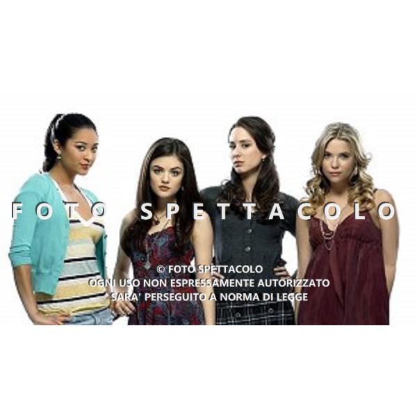 Shay Mitchell, Lucy Hale, Troian Bellisario, Ashley Benson in una foto promozionale