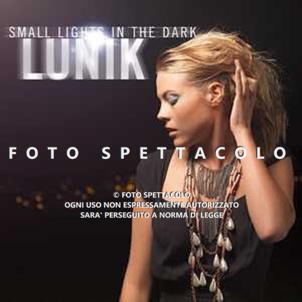 Copertina dell\'album "Small lights in the dark" dei Lunik