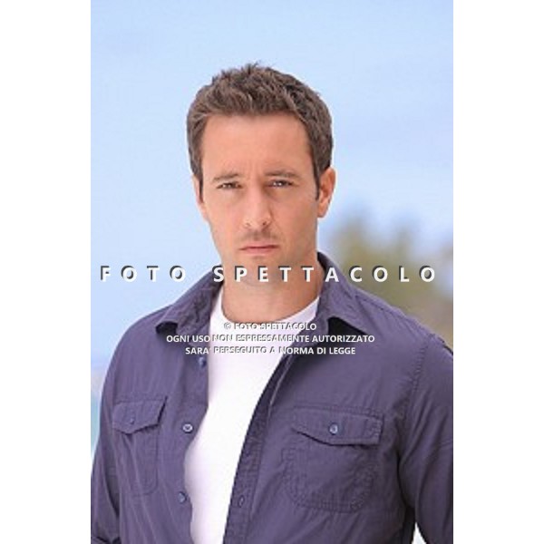 Alex O\'Loughlin