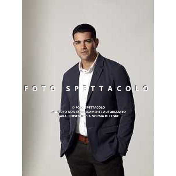 Chase: Jesse Metcalfe (Luke). CR: Warner Bros. Television Entertainment