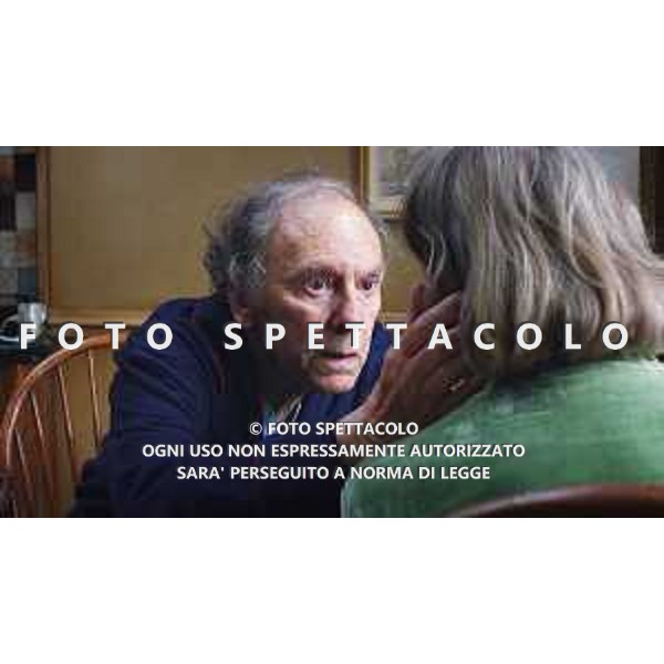  Jean-Louis Trintignant con Emmanuelle Riva (di spalle)