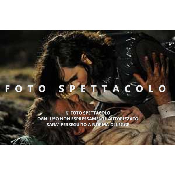 Silvia De Santis e Giancarlo Giannini - Ti ho cercata in tutti i necrologi ©Bolero Film