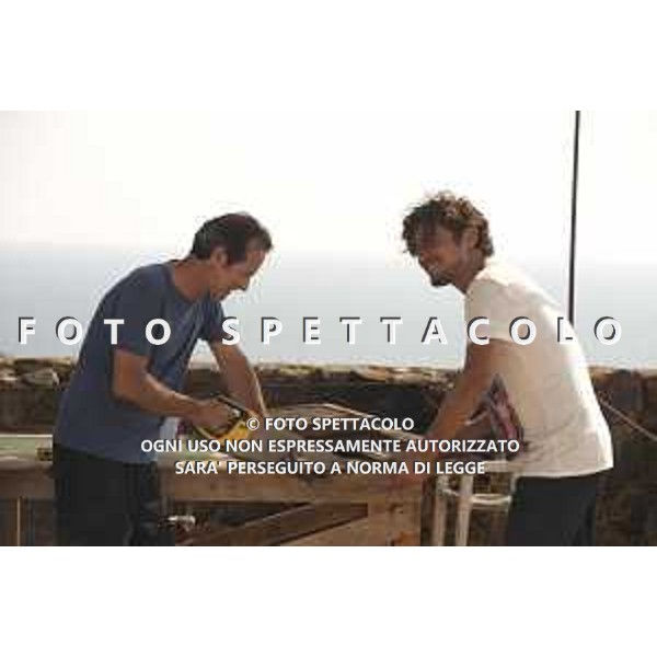 Riccardo Scamarcio e Rocco Papaleo - Una piccola impresa meridionale ©Warner Bros Italia