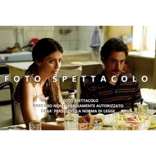 Elio Germano e Alessandra Mastronardi - L\'ultima ruota del carro ©Warner Bros Pictures Italia