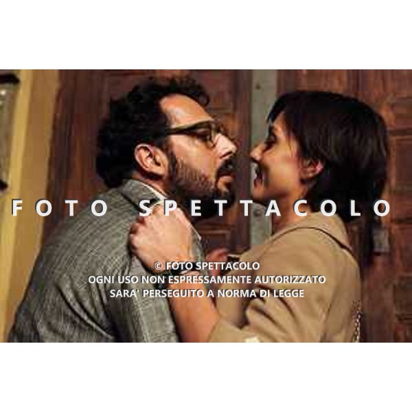 Ambra Angiolini ed Enrico Brignano - Stai lontana da me ©01 Distribution