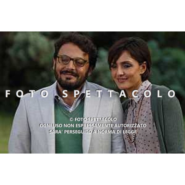 Ambra Angiolini ed Enrico Brignano - Stai lontana da me ©01 Distribution