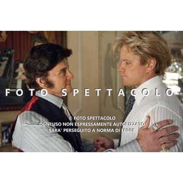 Matt Damon e Michael Douglas - Dietro i candelabri ©01 Distribution