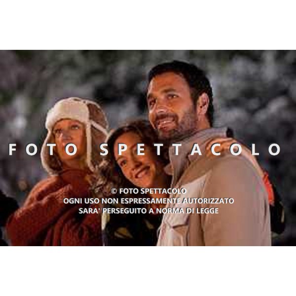 Raoul Bova, Angela Finocchiaro e Cristiana Capotondi - Indovina chi viene a Natale? ©Medusa Film