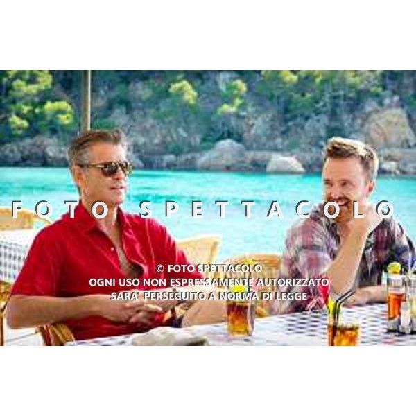 Pierce Brosnan ed Aaron Paul - Non buttiamoci giù ©Notorious Pictures